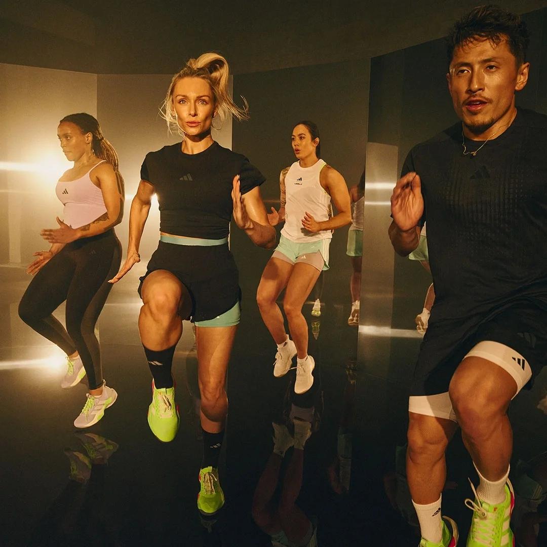 Group of people in a LES MILLS BODYCOMBAT Class